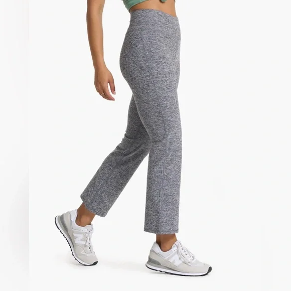 Vuori Womens Mid Rise Elevation Slim Bootcut Leggings in Heather Grey Leggings